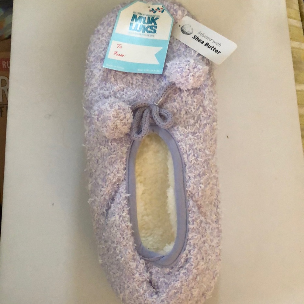 NWT Muk Luks Xl/L Lilac Shea Butter infused Slippers w/ grips and pom-poms